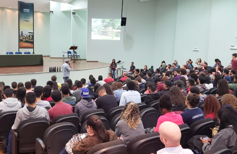 Você está visualizando atualmente Aula magna sobre a história de empreendedorismo da Malgarim reúne mais de 250 alunos em Dourados/MS